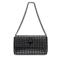 Torebka Guess. Czarne listonoszki Guess, z aplikacjami, bez dodatków. Za 399.99 zł.