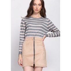 Szaro-Różowy Sweter Can't Buy Me Love. Czerwone swetry Born2be, z aplikacjami. Za 54.99 zł.