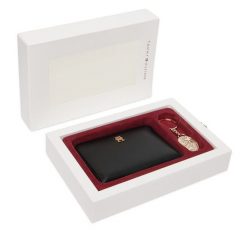 Zestaw portfel i brelok Tommy Hilfiger. Czarne portfele Tommy Hilfiger, bez wzorów. Za 309.99 zł.