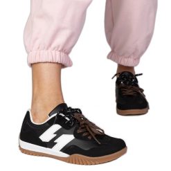 Czarne sneakersy trampki z kolorowymi sznurówkami. Czarne trampki na lato, bez wzorów, z gumy, bez zapięcia. Za 79.62 zł.