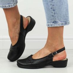 Czarne skórzane ażurowe Polskie sandały damskie z zakrytymi palcami Gregors 643. Czarne sandały GREGORS, w ażurowe wzory, ze skóry, bez obcasa, na koturnie, bez zapięcia. Za 369.00 zł.