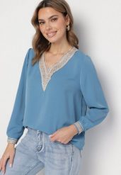 Niebieska Bluzka w Rustykalnym Stylu z Koronką i Dekoltem w Serek Gonlira. Niebieskie bluzki Born2be, z aplikacjami, z jeansu, boho, bez kołnierzyka, bez ramiączek. W wyprzedaży za 63.74 zł.