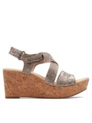 Clarks Sandały Rose Way 26171319 Beżowy. Brązowe sandały Clarks, bez wzorów, z nubiku, bez obcasa, na koturnie, bez zapięcia. Za 399.99 zł.