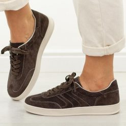 Brązowe skórzane półbuty damskie Vinceza 95400. Brązowe półbuty wsuwane VINCEZA, na jesień, bez wzorów, z jeansu, casualowe, z okrągłym noskiem, bez obcasa, na płaskiej podeszwie. W wyprzedaży za 197.10 zł.