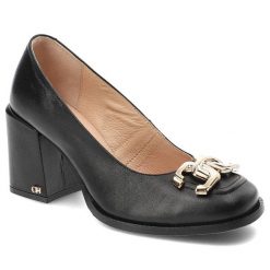 Czarne Półbuty Chebello Eleganckie Obuwie Damskie. Czarne półbuty wsuwane CheBello, bez wzorów, ze skóry, eleganckie, bez obcasa. Za 404.99 zł.