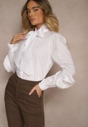 Biała Koszula z Elegancką Kokardą i Falbanami Zaliressa. Białe koszule Renee, bez wzorów, eleganckie, bez kołnierzyka, bez ramiączek. W wyprzedaży za 99.99 zł.