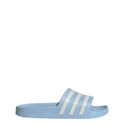 Klapki adilette Aqua. Białe klapki adidas, bez wzorów, sportowe, bez obcasa, bez zapięcia. W wyprzedaży za 87.20 zł.