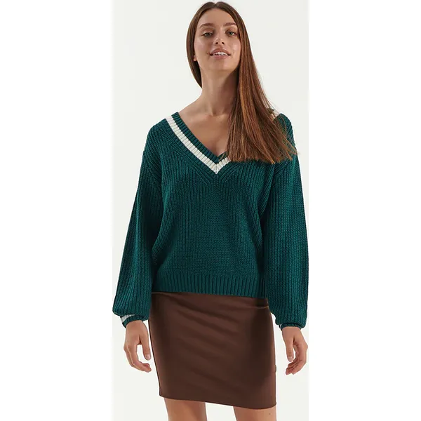 Luźny sweter z dekoltem w serek zielony - Turkusowy. Niebieskie swetry House, l, bez wzorów, bez ramiączek. W wyprzedaży za 49.99 zł.
