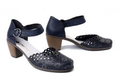 RIEKER 40902-14 blue, czółenka damskie. Niebieskie czółenka Rieker, na lato, w ażurowe wzory, bez obcasa, na obcasie, bez zapięcia. Za 299.90 zł.