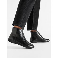 Trzewiki Josef Seibel. Czarne botki Josef Seibel, bez wzorów, bez obcasa, na płaskiej podeszwie, bez zapięcia. Za 309.99 zł.