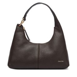 Torebka Calvin Klein. Brązowe torebki klasyczne Calvin Klein, bez wzorów, klasyczne, bez dodatków. Za 899.99 zł.