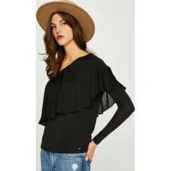 Pepe Jeans - Bluzka Clara. Czarne bluzki Pepe Jeans, l, bez wzorów, z dzianiny, casualowe, bez kołnierzyka, bez ramiączek. W wyprzedaży za 129.90 zł.