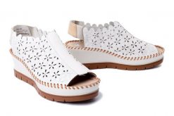 RIEKER 60355-80 white, sandały damskie. Brązowe sandały Rieker, w ażurowe wzory, z gumy, bez obcasa, na koturnie, bez zapięcia. Za 339.90 zł.