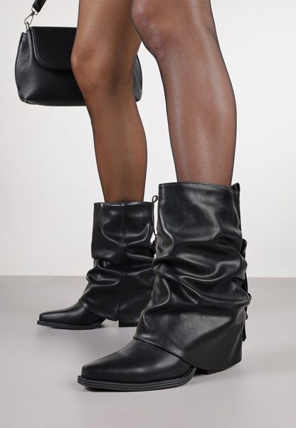 Czarne Marszczone Botki Kowbojki na Stożkowym Obcasie z Wywiniętą Cholewką Ahellia. Czarne botki Born2be, bez wzorów, z jeansu, eleganckie, bez obcasa, na obcasie, bez zapięcia. Za 159.99 zł.