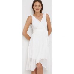 Dkny sukienka kolor biały mini rozkloszowana. Białe sukienki DKNY, bez wzorów, z asymetrycznym kołnierzem, bez ramiączek, mini, asymetryczne. W wyprzedaży za 669.99 zł.