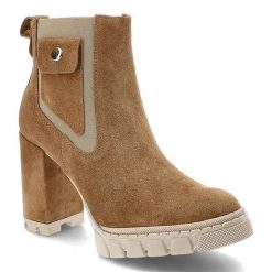 Botki damskie Damiss, cholewka ze skóry naturalnej zamszowej na solidnym obcasie i zapięciem na suwak, koniak‑welur, DS‑641‑2‑A. Brązowe botki DAMISS, bez wzorów, ze skóry, bez obcasa, na obcasie, bez zapięcia. Za 349.00 zł.