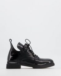 LAKIEROWANE TRZEWIKI G146707 BLACK. Czarne botki Venezia, bez wzorów, z lakierowanej skóry, bez obcasa, bez zapięcia. Za 369.00 zł.