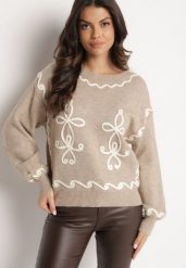 Beżowy Sweter z Wiskozą Ozdobiony Haftem Senorwen. Brązowe swetry Born2be, bez wzorów, z jeansu, eleganckie, bez ramiączek. W wyprzedaży za 118.99 zł.