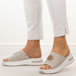 Beżowe ażurowe skórzane klapki damskie S.Barski 661. Brązowe klapki S.BARSKI, z aplikacjami, ze skóry, eleganckie, bez obcasa, na płaskiej podeszwie, bez zapięcia. Za 199.00 zł.