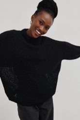 Wełniany sweter o zróżnicowanym splocie w kolorze DEEP BLACK - CLARENCE-UNI. Czarne swetry Marsala, na jesień, m, w ażurowe wzory, z jeansu, biznesowe, bez ramiączek. W wyprzedaży za 149.98 zł.
