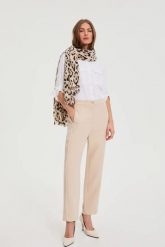 Szal w panterkę beżowy. Brązowe szaliki i kominy MOODO, bez wzorów, z poliesteru. Za 59.99 zł.