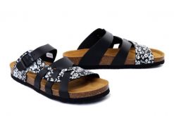 DR. BRINKMANN 700558-01 schwarz/weiss, klapki damskie. Czarne klapki Dr. Brinkmann, bez wzorów, bez obcasa, bez zapięcia. Za 219.90 zł.