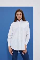 Koszula oversize z kołnierzykiem biała. Białe koszule MOODO, m, bez wzorów, z bawełny, bez kołnierzyka, bez ramiączek. W wyprzedaży za 64.99 zł.