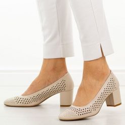 Cieliste ażurowe czółenka damskie na słupku Sergio Leone Pb848. Czółenka Sergio Leone, na lato, w ażurowe wzory, ze skóry, eleganckie, z okrągłym noskiem, bez obcasa, na słupku, bez zapięcia. Za 169.00 zł.