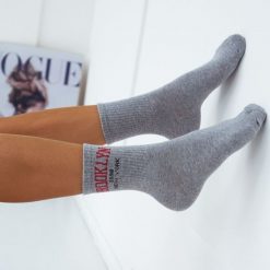 Bawełniane skarpetki damskie Brooklyn 1147 gr. Szare skarpetki Milena, bez wzorów, z bawełny. Za 14.90 zł.
