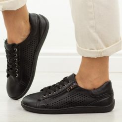 Czarne skórzane półbuty damskie barefoot Jezzi Ol38-6. Czarne półbuty wsuwane Jezzi, na jesień, w ażurowe wzory, z jeansu, klasyczne, bez obcasa, na płaskiej podeszwie. Za 239.00 zł.