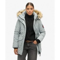 Parka z kapturem z futerka sztucznego Everest. Szare płaszcze Superdry, bez wzorów, eleganckie, z kapturem. W wyprzedaży za 541.95 zł.