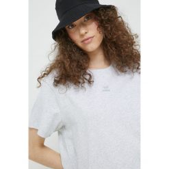 Adidas Originals t-shirt bawełniany kolor szary. Szare t-shirty adidas Originals, z aplikacjami, z bawełny, bez kołnierzyka, bez ramiączek. W wyprzedaży za 104.99 zł.