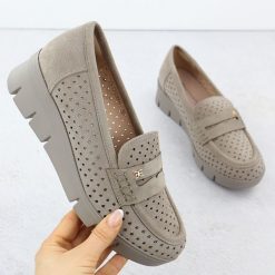 Mokasyny damskie na koturnie ażurowe khaki Potocki 12608. Brązowe mokasyny POTOCKI, w ażurowe wzory, ze skóry ekologicznej. Za 85.50 zł.