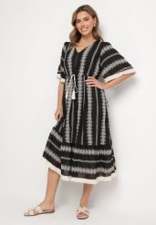 Czarna Bawełniana Sukienka Boho o Rozkloszowanym Kroju z Wiązaniem i Haftem Korithira. Czarne sukienki Born2be, na co dzień, l, z aplikacjami, z bawełny, boho, bez kołnierzyka, bez ramiączek, midi, dopasowane. Za 169.99 zł.