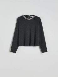 Sweter z ozdobną aplikacją - ciemnoszary. Szare swetry Reserved, l, z aplikacjami, z dzianiny, bez ramiączek. W wyprzedaży za 109.99 zł.