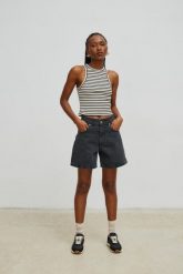 Szorty z szerokimi nogawkami w kolorze WASHED BLACK - TABOO-XS. Czarne szorty Marsala, bez wzorów, z denimu. Za 299.90 zł.
