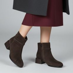 Botki damskie S. Barski, na klocku ze skóry i ocieplane z zapięciem na suwak, ciemnobrązowe, CR52-651. Brązowe botki S.BARSKI, bez wzorów, ze skóry, eleganckie, bez obcasa, na obcasie, bez zapięcia. Za 299.00 zł.