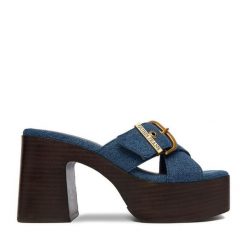 Klapki Guess Jeans. Niebieskie klapki Guess Jeans, z aplikacjami, z jeansu, bez obcasa, bez zapięcia. Za 329.99 zł.