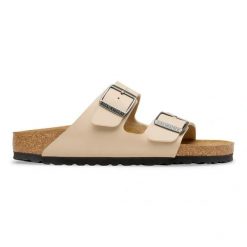 BIRKENSTOCK Arizona BF Sandcastle Klapki damskie. Brązowe klapki Birkenstock, bez wzorów, z materiału, klasyczne, bez obcasa, bez zapięcia. Za 349.99 zł.