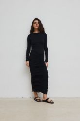Sukienka z marszczeniami w kolorze TOTALLY BLACK - PIURA-M/L. Czarne sukienki Marsala, na spotkanie biznesowe, l, bez wzorów, z elastanu, eleganckie, bez kołnierzyka, bez ramiączek, maxi. Za 429.90 zł.