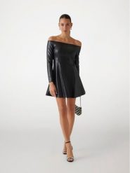 Guess Sukienka z imitacji skóry W5RK43 K8S30 Czarny Regular Fit. Czarne sukienki Guess, s, z aplikacjami, ze skóry, bez kołnierzyka, bez ramiączek. Za 539.99 zł.