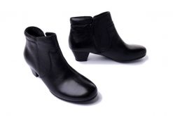 LANQIER 39C757 black, botki damskie. Czarne botki Lanqier, bez wzorów, z polaru, bez obcasa, na obcasie, bez zapięcia. Za 224.98 zł.