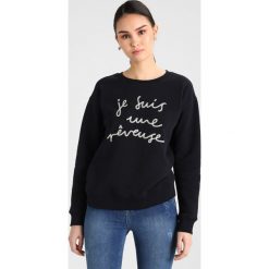 Mint Velvet JE SUIS SWEAT Bluza ink. Niebieskie bluzy marki comma casual identity, z materiału, casualowe. Za 369.00 zł.