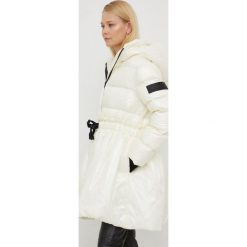 Red Valentino kurtka puchowa damska kolor beżowy przejściowa. Brązowe kurtki Red Valentino, bez wzorów, z materiału, bez kaptura. W wyprzedaży za 2,429.90 zł.