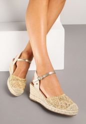 Złote Sandały Vices na Plecionym Koturnie w Stylu Boho Lisalia. Żółte sandały Renee, z aplikacjami, boho, z otwartym noskiem, bez obcasa, na koturnie, bez zapięcia. Za 109.99 zł.