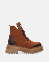 BRĄZOWE BOTKI Z NUBUKU 003ALF2304 69 TA. Brązowe botki Venezia, bez wzorów, z nubiku, bez obcasa, bez zapięcia. Za 279.00 zł.