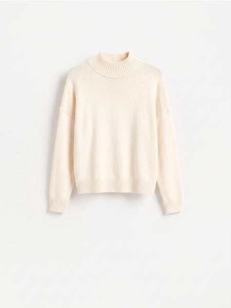 Sweter z obniżoną linią ramion - kremowy. Białe swetry Reserved, l, bez wzorów, z dzianiny, bez ramiączek. Za 119.99 zł.