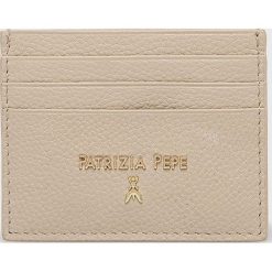 Patrizia Pepe portfel damski kolor beżowy. Brązowe portfele Patrizia Pepe, bez wzorów, z materiału. Za 239.99 zł.