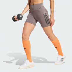 Krótkie legginsy Optime Workout 3-Stripes. Brązowe legginsy adidas, bez wzorów, z lycry, sportowe, krótkie. Za 199.00 zł.