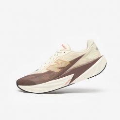 Buty do biegania damskie New Balance Fuelcell Rebel V5. Białe buty do biegania New Balance, bez wzorów, z kauczuku, bez zapięcia, do biegania. W wyprzedaży za 549.99 zł.